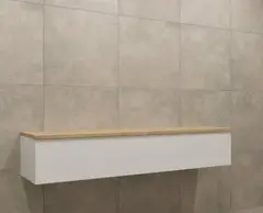 Sideskap MIE demi 160 m/benkeplate hvit matt  møbel og lys eik overflate