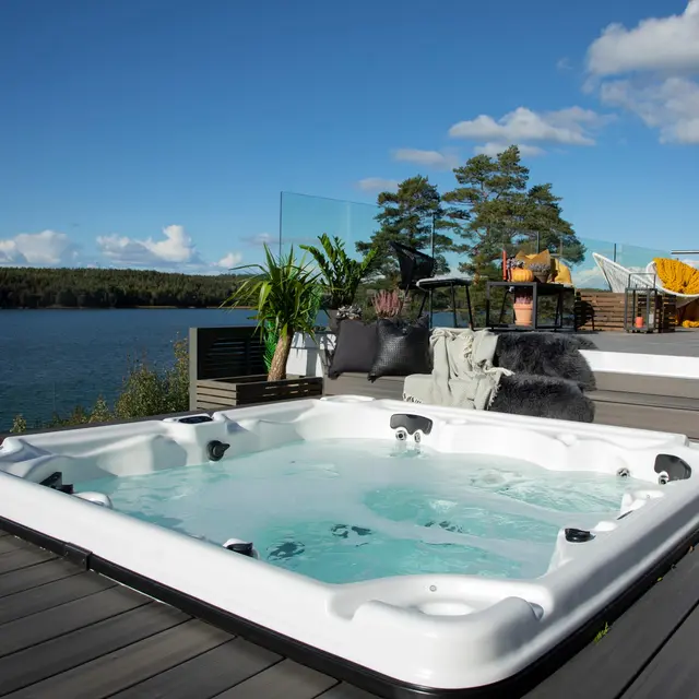 Utendørs massasjebad VikingSpa HERITAGE 233x233cm perlehvit/grå med lokk 