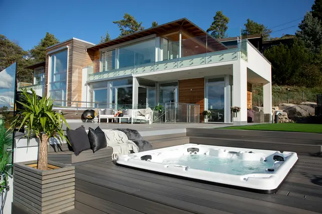 Utendørs massasjebad VikingSpa HERITAGE 233x233cm perlehvit/grå med lokk 